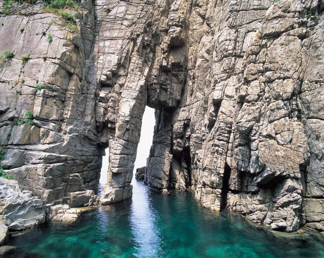 日本海の荒波が作り出した絶景　蘇洞門