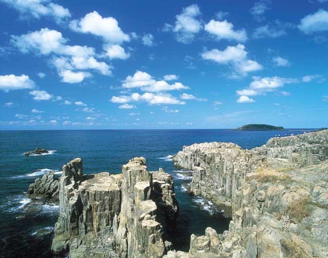 日本海の荒波が生んだダイナミックな断崖絶壁